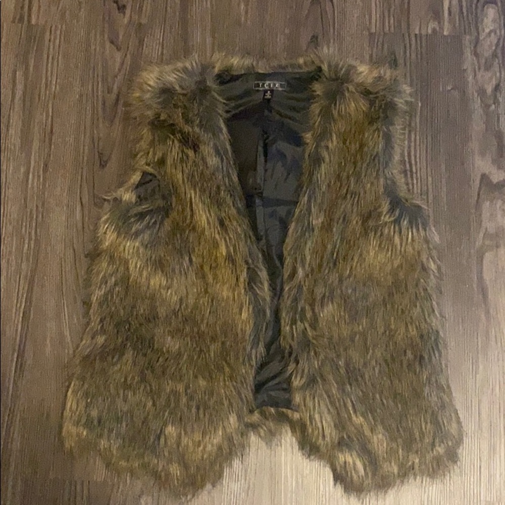Faux fur vest with hook and eye closure